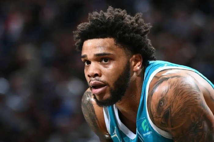 火箭队斩获胜利，东契奇率队晋级，萨尔宣布退出，独行侠签约落成